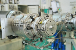 实现PVC管高效质优生产，德科摩EII110双管挤出机有答案！(图2)